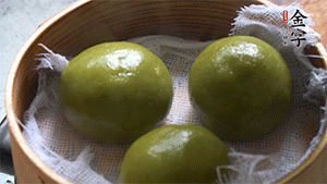 青團(tuán)上沸水鍋中蒸10分鐘即可。
