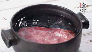 金字火肉溫水浸泡2小時(shí)。（火肉發(fā)酵時(shí)間比火腿短，肉質(zhì)比火腿略軟，鹽分更低）
