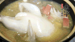 煮沸時加入蟲草花、香菇、紅棗，以料酒調(diào)味繼續(xù)小火燉煮1小時左右。