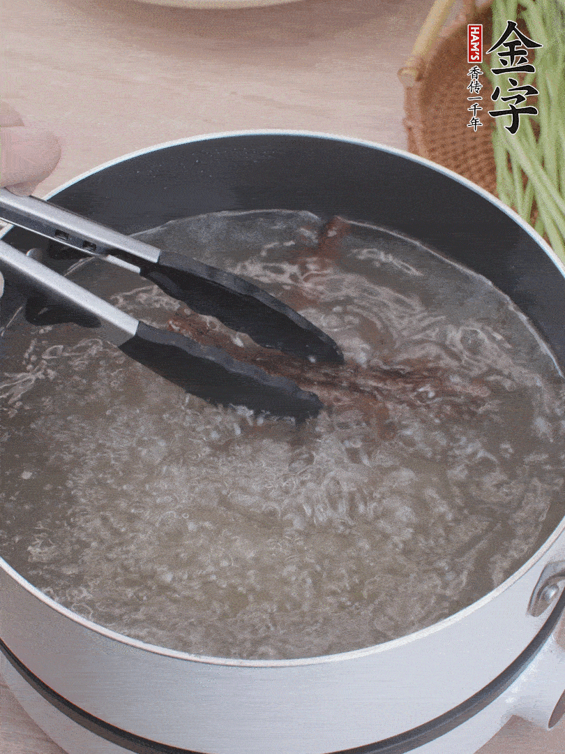 金字醬油肉下鍋煮10分鐘，切薄片。