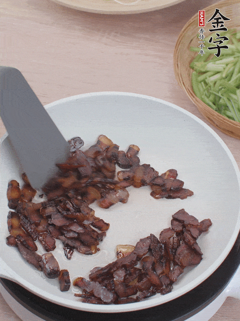 起鍋熱油，煸香醬油肉。