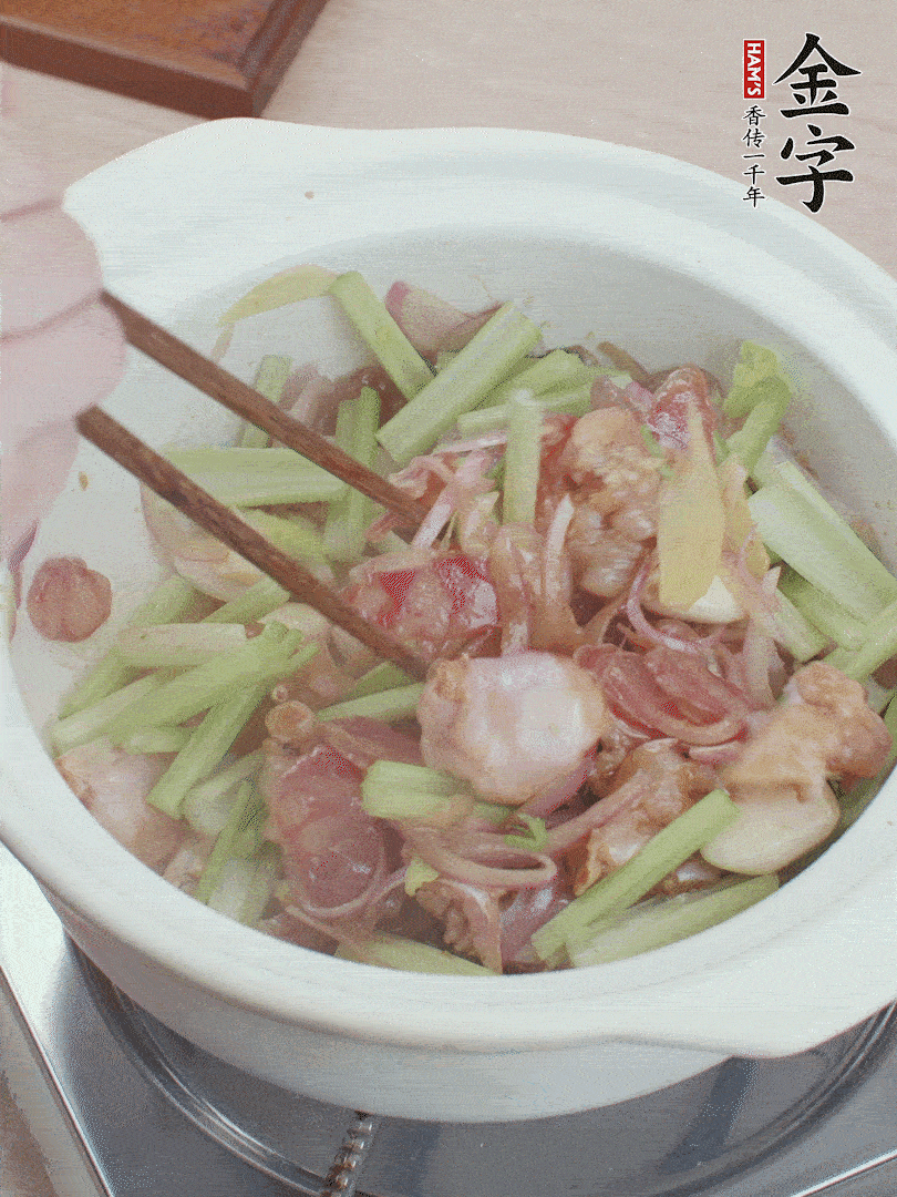 下牛蛙、芹菜、香腸翻炒。