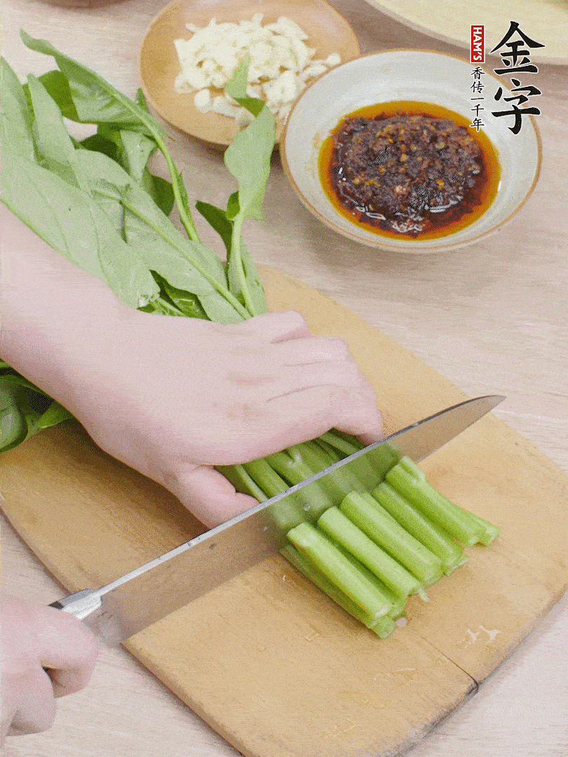 空心菜切段，大蒜拍碎切末。