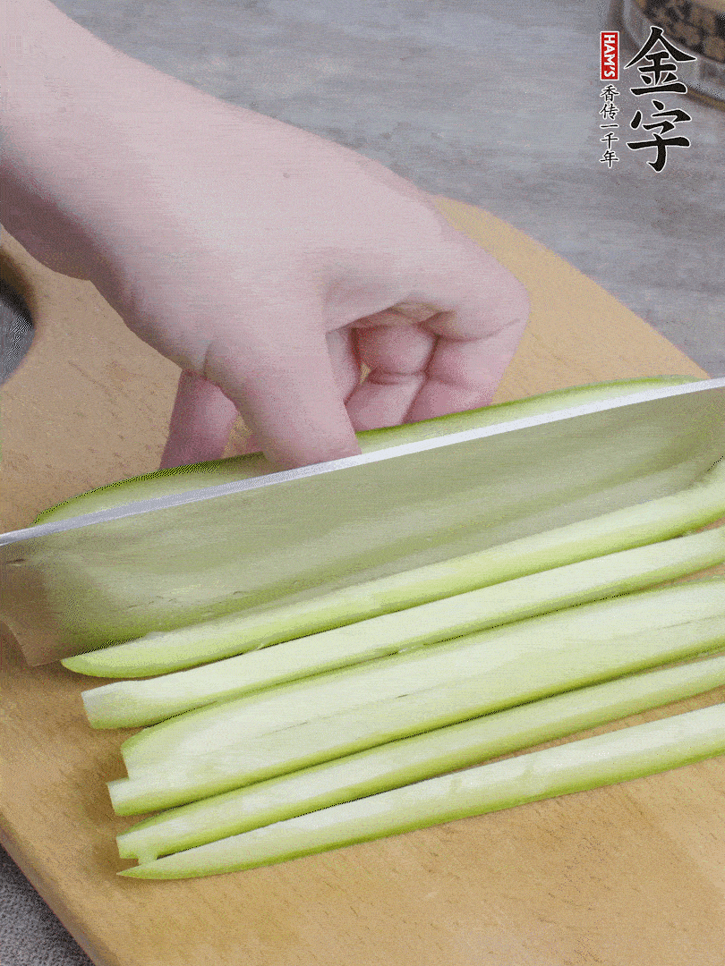 西葫蘆對(duì)半切，去瓤切條。