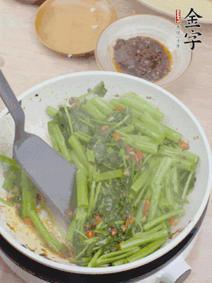 下空心菜炒軟。