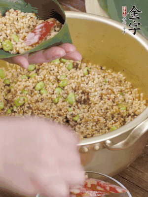 兩片粽葉1/2處葉尾相疊，中間卷成圓錐后裝入餡料。