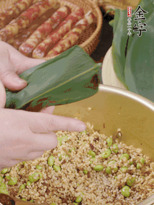 粽葉往下折，完全蓋住，兩側捏緊。