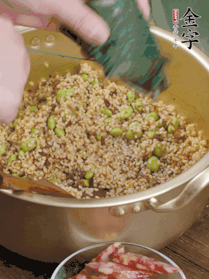 再附一張粽子，一齊向后折疊，線繩捆綁。