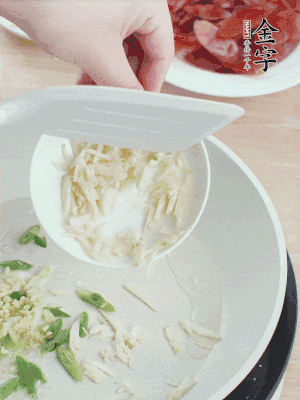 油4成熱，下蔥姜蒜、干辣椒、花椒煸出香味。