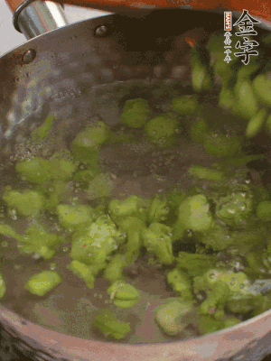 鍋中水沸，放一撮鹽，下蠶豆豆瓣焯3分鐘，下百合，3秒撈出，一起撈出瀝水。