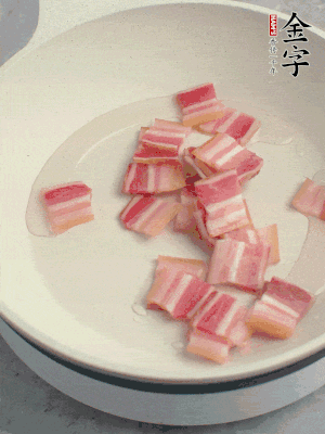 鍋中少許油，金字淡咸肉煸香。