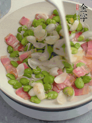 放蠶豆豆瓣、百合炒勻。