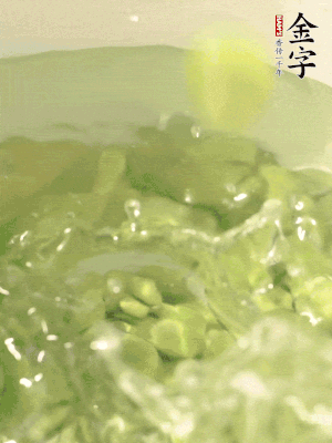 新鮮蠶豆熱水焯水30秒，然后浸入涼水。