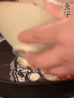 豬油潤鍋，下辣椒、大蒜、火腿片煸香。
