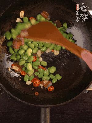 再下蠶豆煸炒，加1勺料酒調(diào)味。