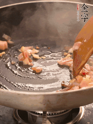 熱油爆香大蒜粒，煸香咸肉丁，淋一勺黃酒調味。