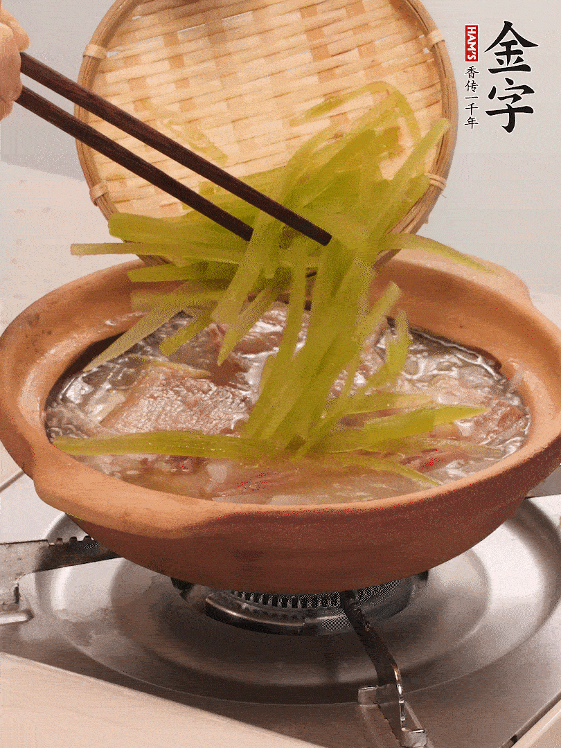 倒入熱水煮開后，轉小火燉煮10分鐘，呈奶白色湯底。