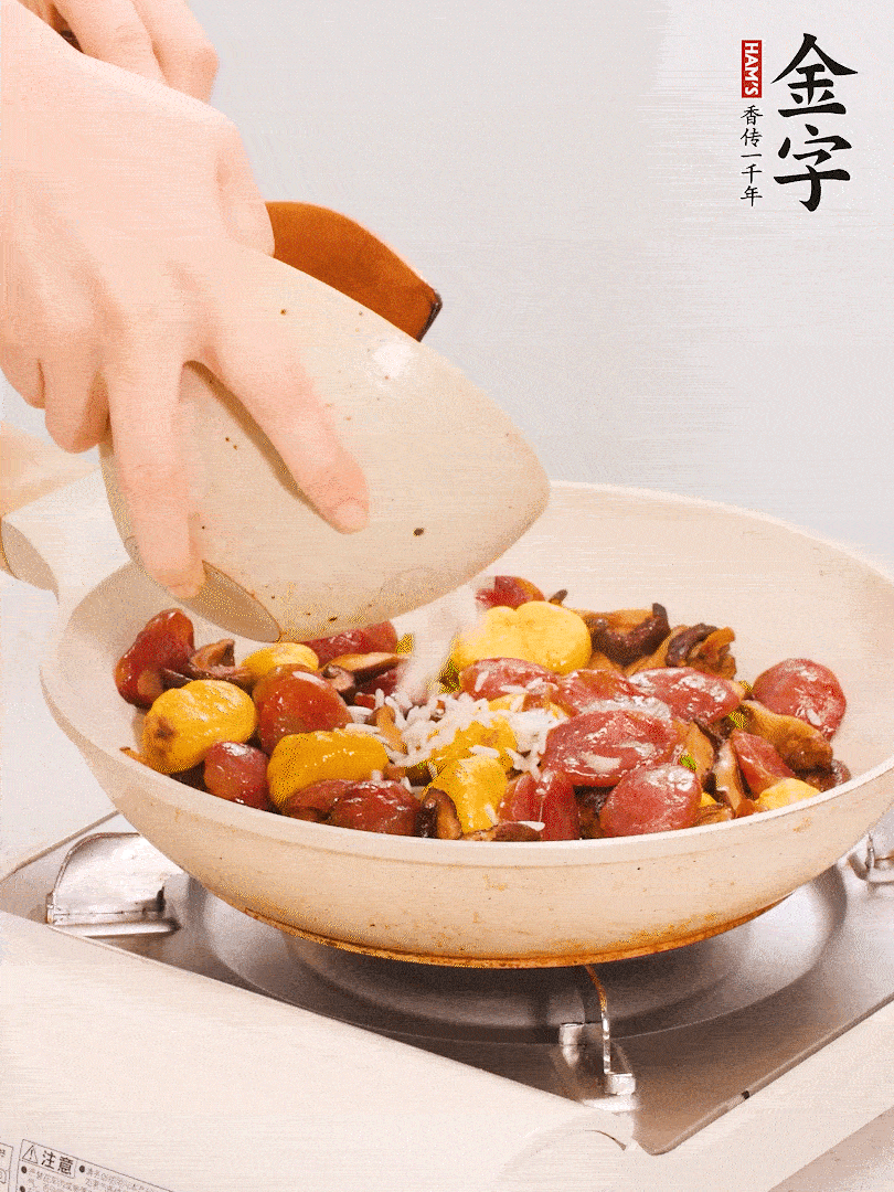 把米淘洗干凈，放入切好的香菇、板栗、毛豆。