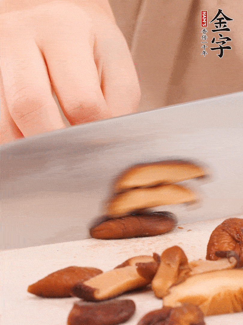干香菇泡發(fā)，切成小塊。