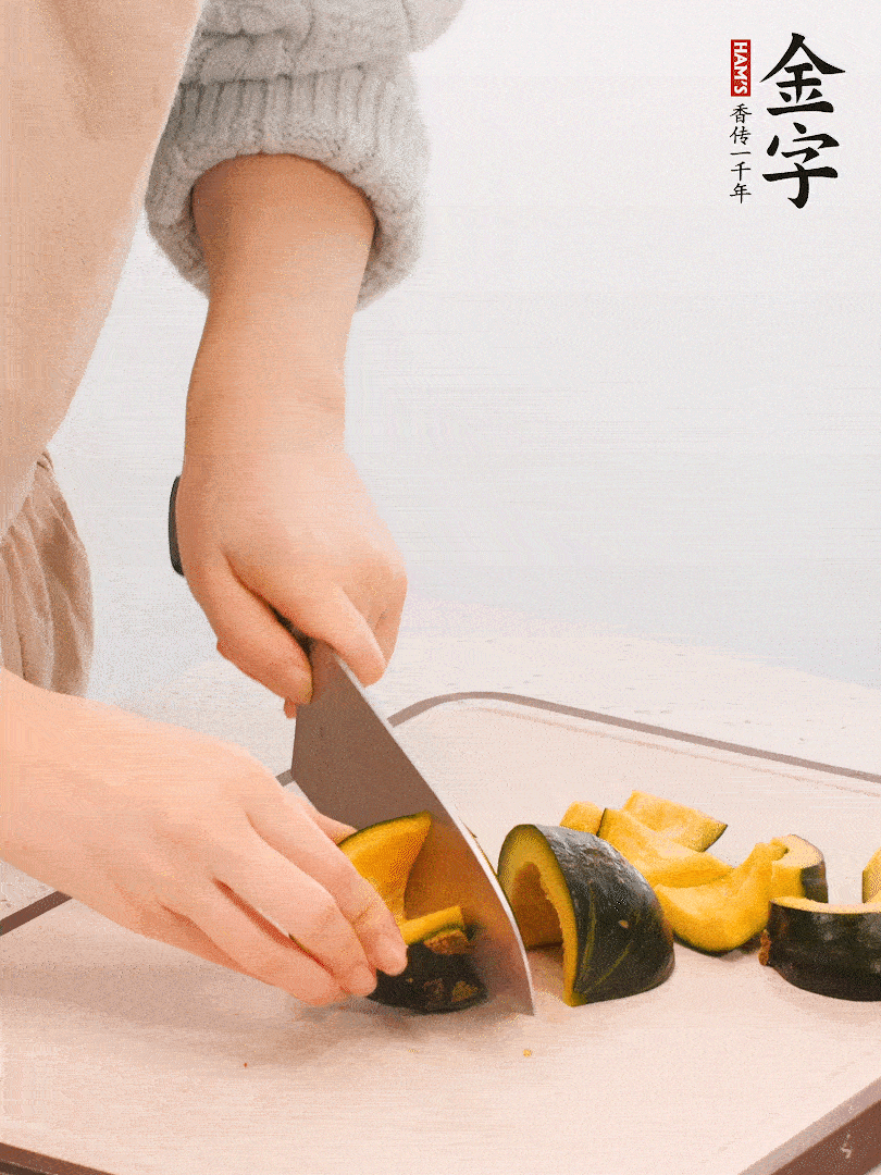 貝貝南瓜切小塊，生姜切成姜絲。
