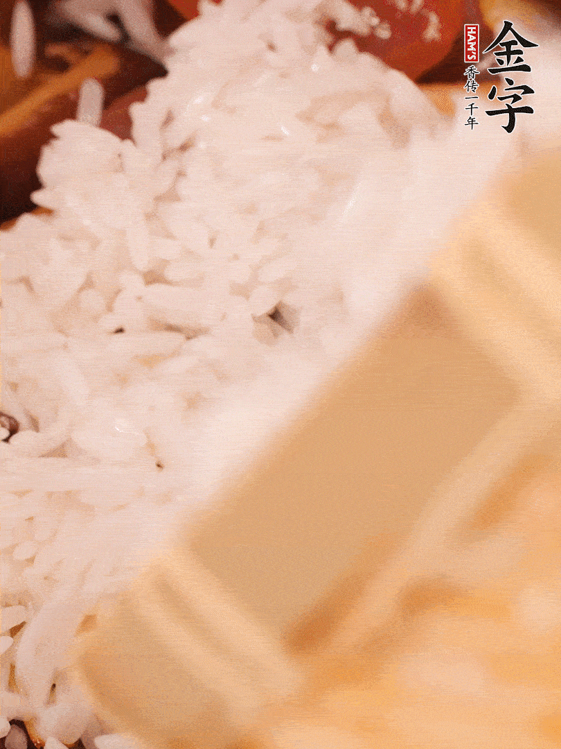 接著倒入提前浸泡的大米，加生抽、食鹽、白胡椒粉，一起翻炒均勻。