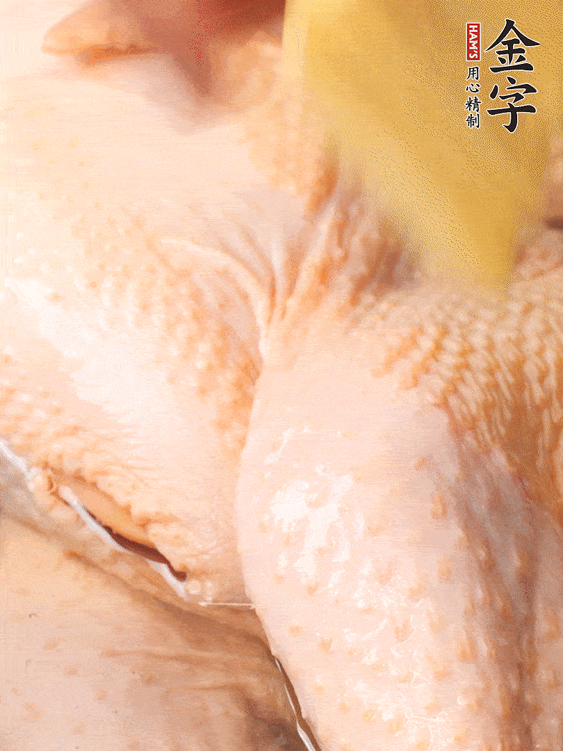 老母雞去頭去尾，斬去雞爪。冷水入鍋，加料酒、蔥姜焯水，煮出浮沫后撈出，用清水洗凈