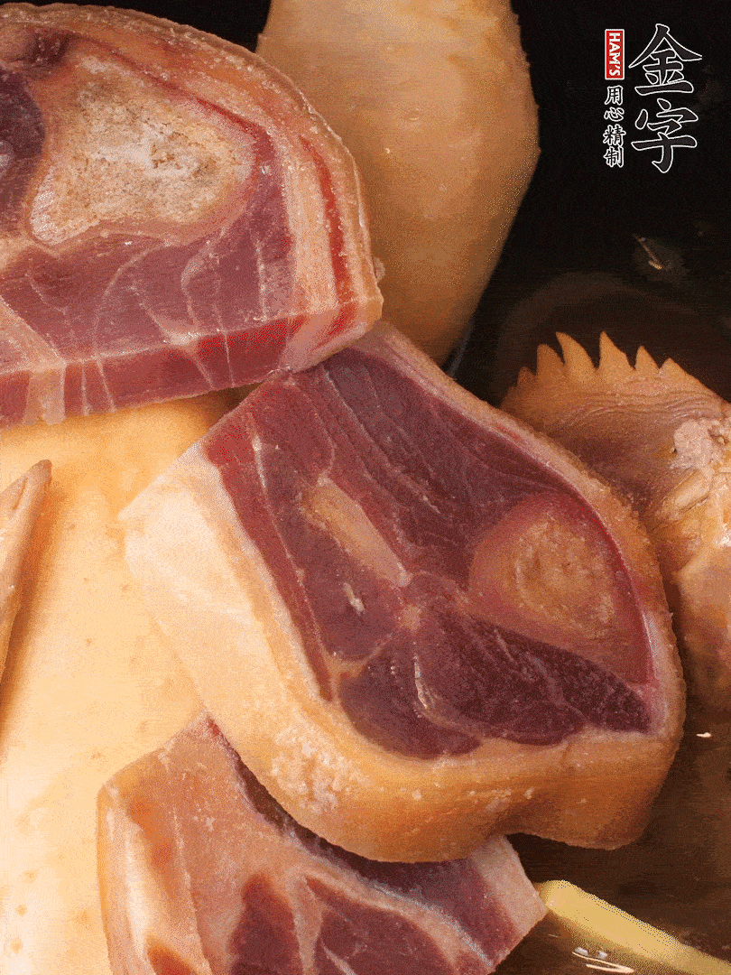 火踵、老母雞加蔥、姜、料酒、清水，大火燒開后轉小火，燉1小時