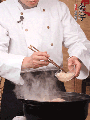 花膠、金湯放入鍋中小火再燉10分鐘