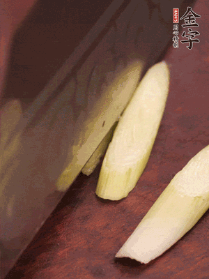 蒜白切小段，辣椒斜切圈