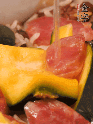 倒入溫開水，水量高出米面一個(gè)指節(jié)。