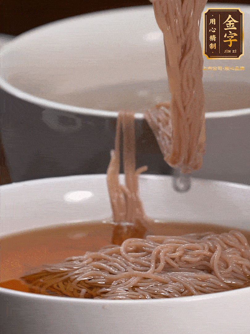 蘋果醋，一點(diǎn)鹽、糖、醬油，兌入涼白開水調(diào)成簡(jiǎn)易冷面湯，放水箱冷藏