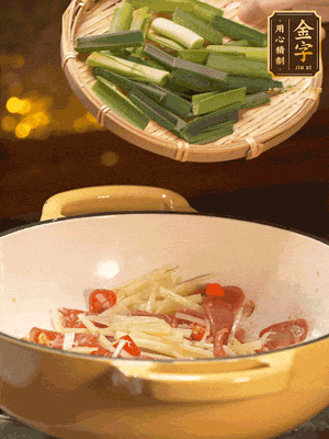 接著放蒜葉，來一點(diǎn)鹽，一點(diǎn)醬油調(diào)味翻勻