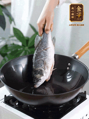 熱油，加1大勺豬油、姜片，再下鱸魚，煎至定型后翻面。（加點豬油，燉出的魚湯更容易變為清爽的奶白色。）