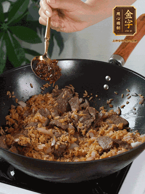 下拌好的米飯炒散，加一大勺XO醬
