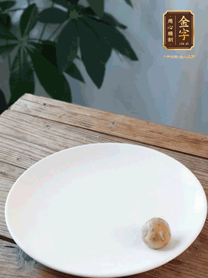 做水油皮、油酥 將油皮材料放入料盆中，加100ml水?dāng)嚢璩裳┗ㄆ瑺?。在案板上反?fù)揉搓成有一定筋度的光潔面團(tuán)，搓成14個(gè)團(tuán)子。
