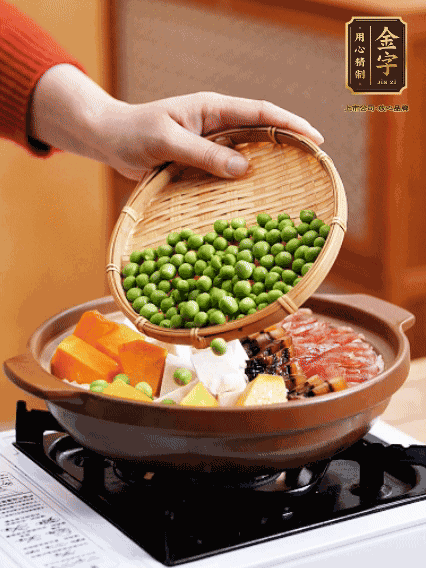 再鋪上臘腸、醬油肉、豌豆，小火煲6分鐘